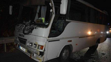 İzmir'de iki servis aracı çarpıştı: 17 yaralı