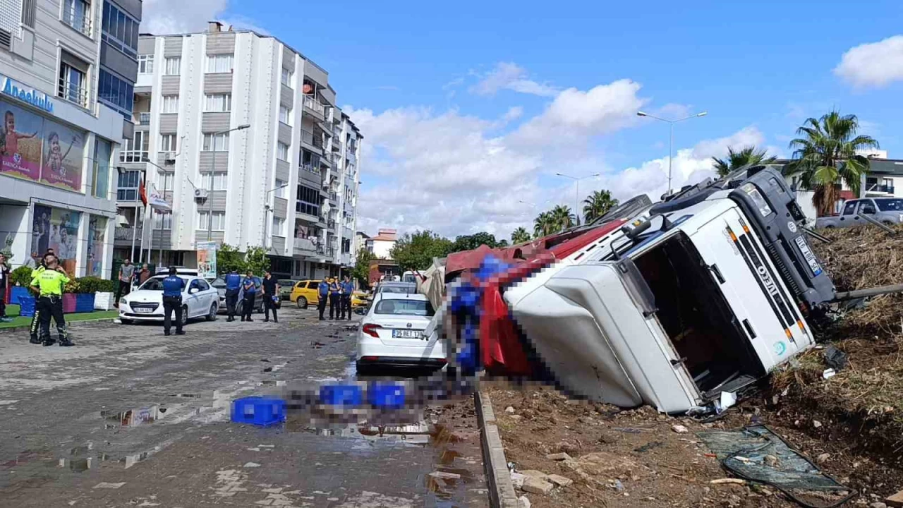 İzmir'de kontrolden çıkan tır yan yola uçtu