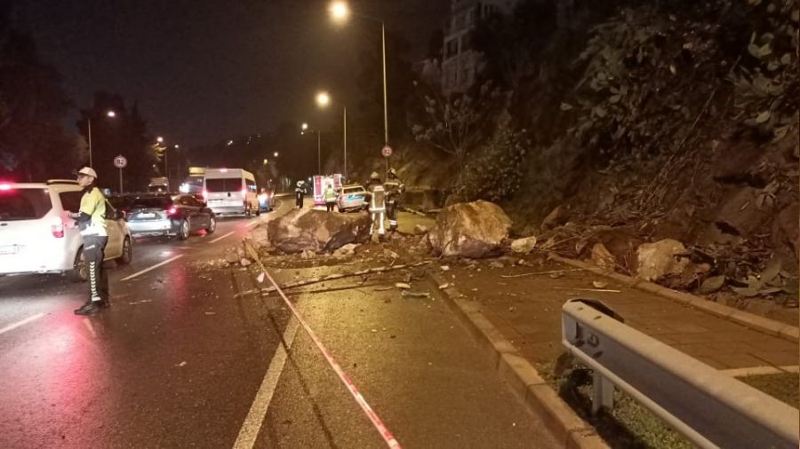 zmir'de yamatan kopan kaya paralar yola ve bir otomobilin stne dt