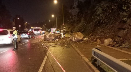 zmir'de yamatan kopan kaya paralar yola ve bir otomobilin stne dt