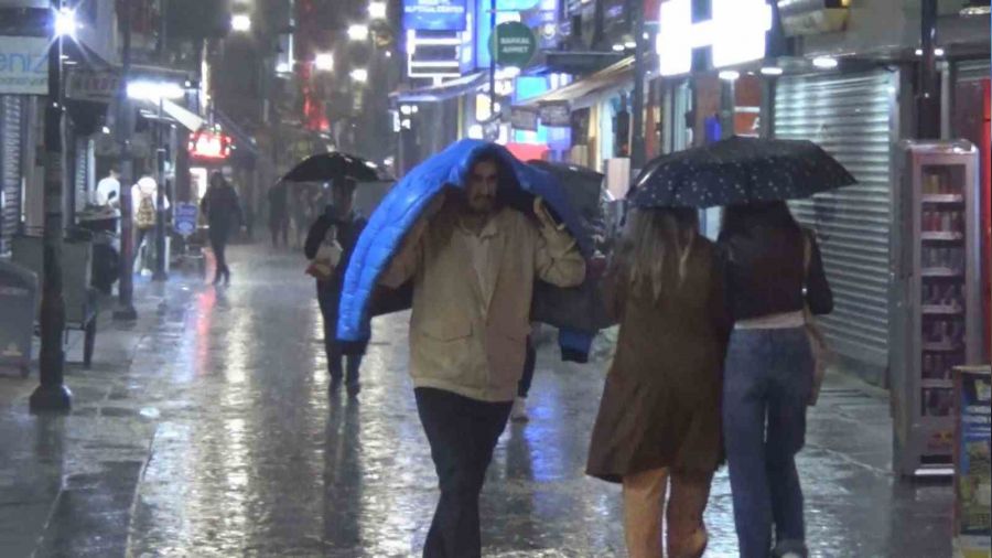 İzmir'i nisan ayında sağanak vurdu