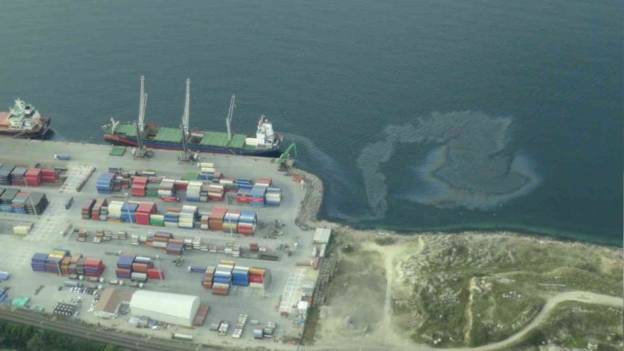 İzmit Körfezi'ni kirleten gemi deniz uçağının radarına takıldı: 14 milyon ceza