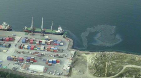 İzmit Körfezi'ni kirleten gemi deniz uçağının radarına takıldı: 14 milyon ceza