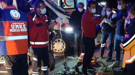 Kaçak mülteci taşıyan minibüs devrildi: 1 ölü, 15 yaralı