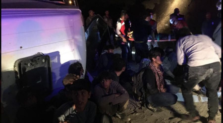 Kaçak mülteci taşıyan minibüs devrildi