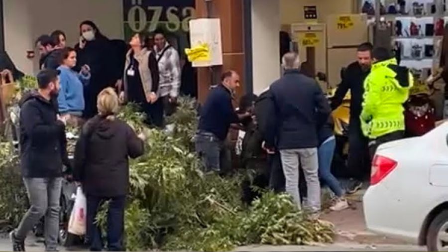 Kad�n�n ba��na a�a� dal� d��t�