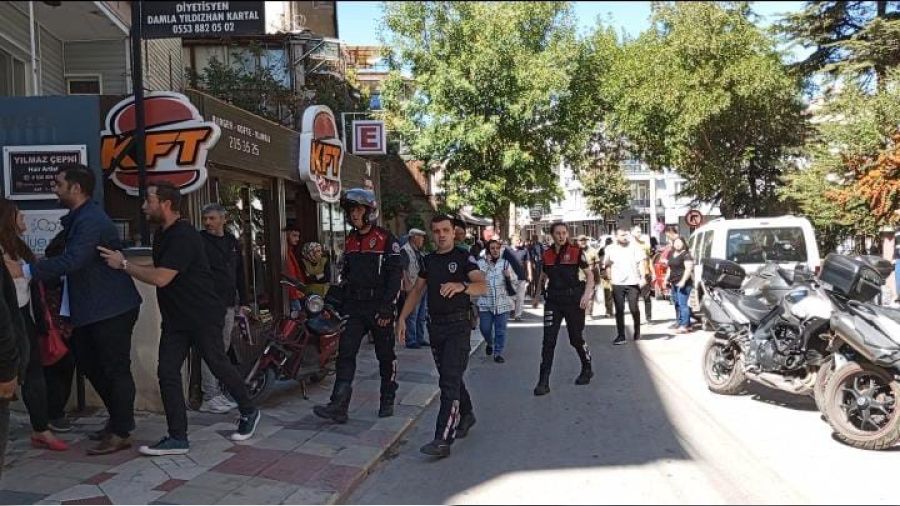 Kadınlar saç baş, erkekler tekmeli yumruklu birbirine girdi