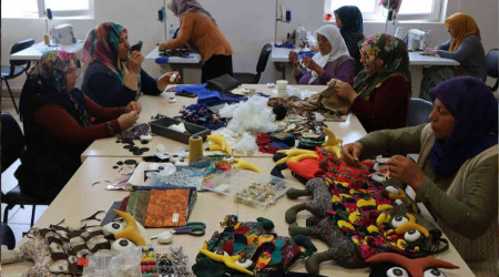 Kadınların atık malzemelerden yaptığı baykuş çantalarına yoğun ilgi