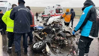 Kahta'da otob�s otomobili ka��t gibi ezdi: 3 �l�