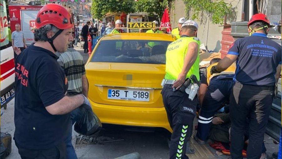 Kaldrmda yrrken taksinin altnda kald   