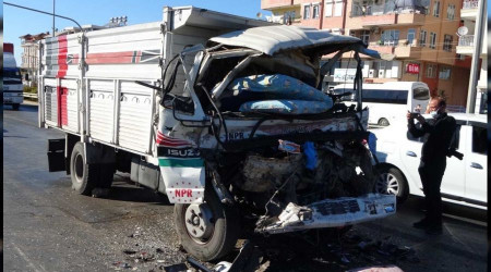 Kamyon, kırmızı ışıkta tıra çarptı: 1 ölü