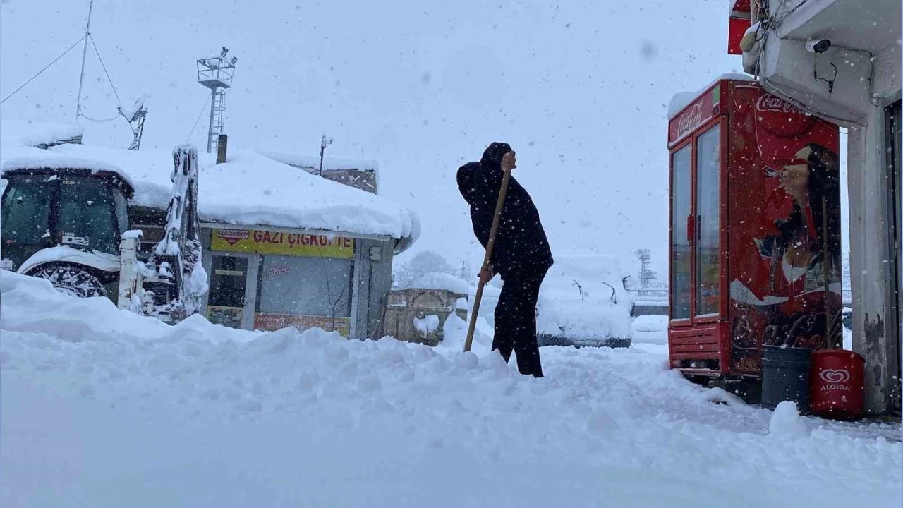 Kar, bir ilenin tm ky yollarn ulama kapatt