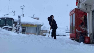 Kar, bir ilenin tm ky yollarn ulama kapatt