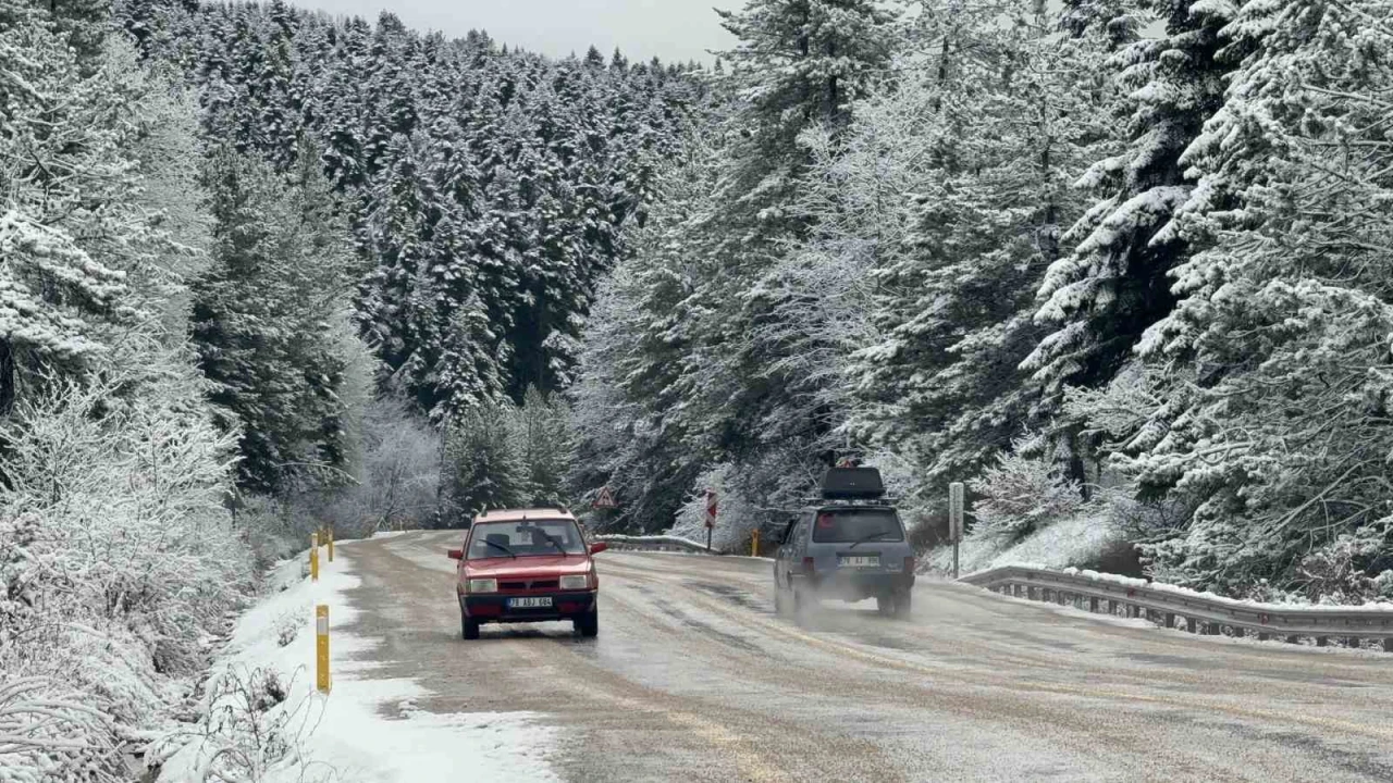 Karab�k-Bart�n kara yolu beyaza b�r�nd�