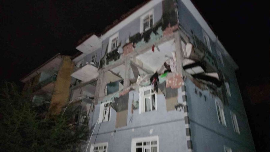 Karabük'te 4 katlı binada doğal gaz patlaması
