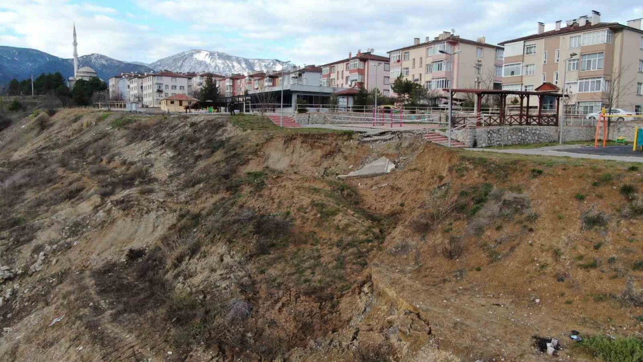 Karabük'teki çocuk parkında üçüncü kez heyelan meydana geldi