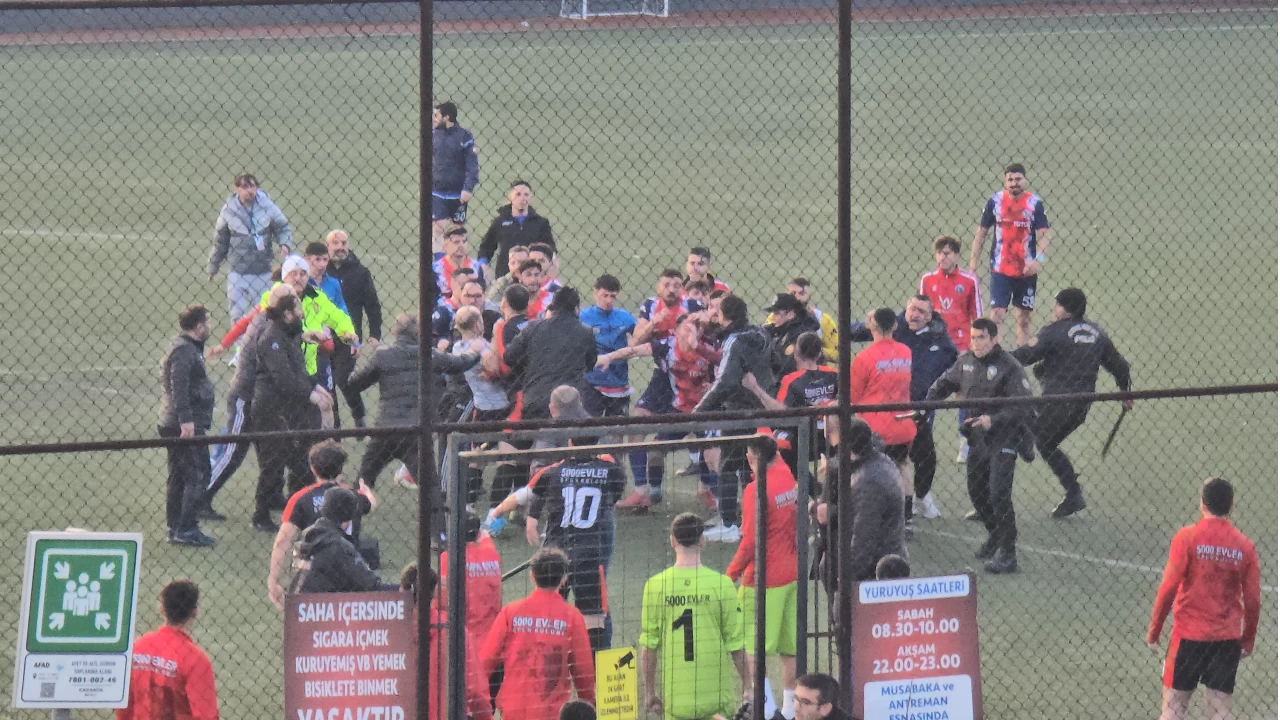 Karab�k�teki ma�ta hem saha hem de trib�n kar��t�