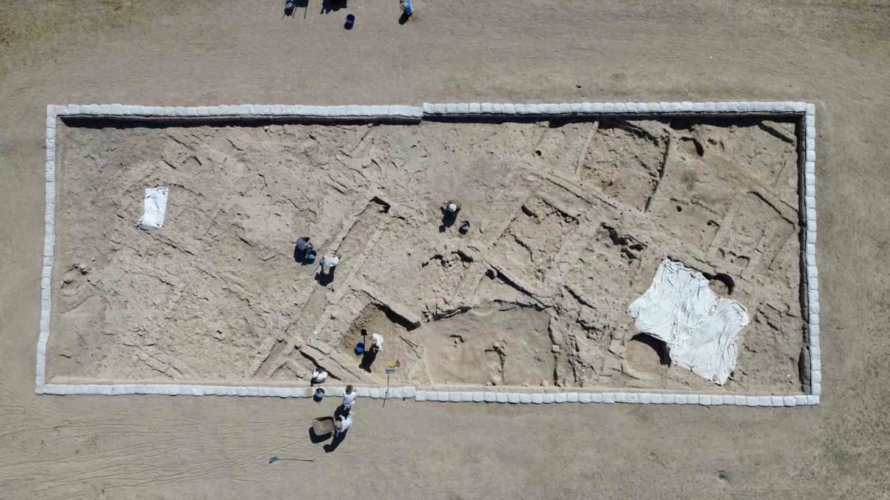 Karaman'da 10 bin y�ll�k sokak bulundu