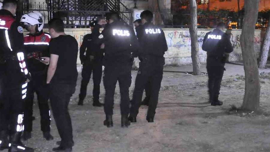 Karaman'da gen�lerin b��akl� kavgas�nda 3 ki�i yaraland�