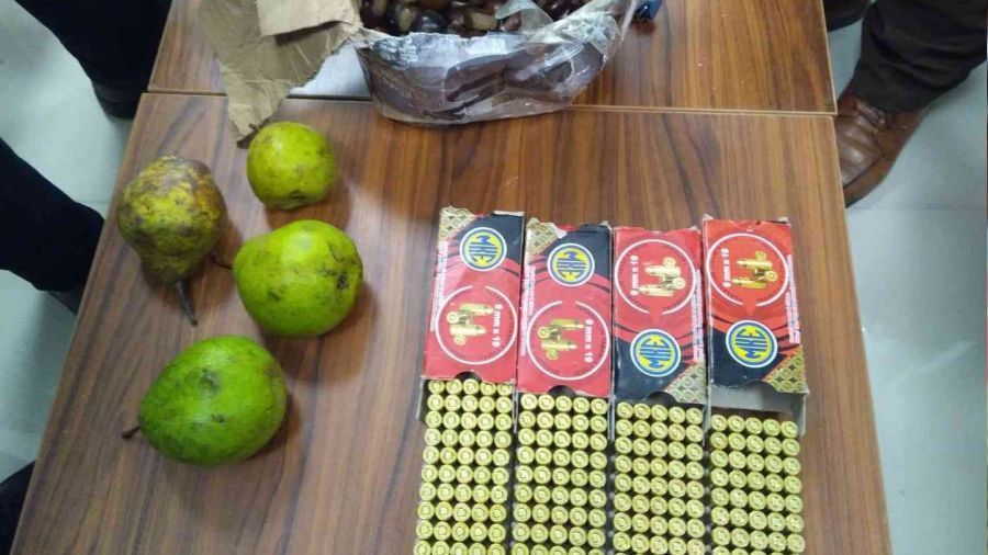 Kargo kutusundaki armut ve kestanelerin arasından 200 mermi çıktı