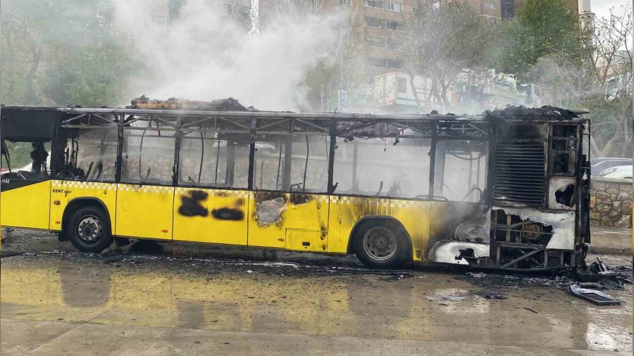 Kartal'da park halindeki İETT otobüsü yandı