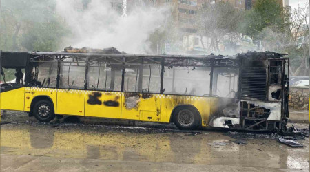 Kartal'da park halindeki İETT otobüsü yandı