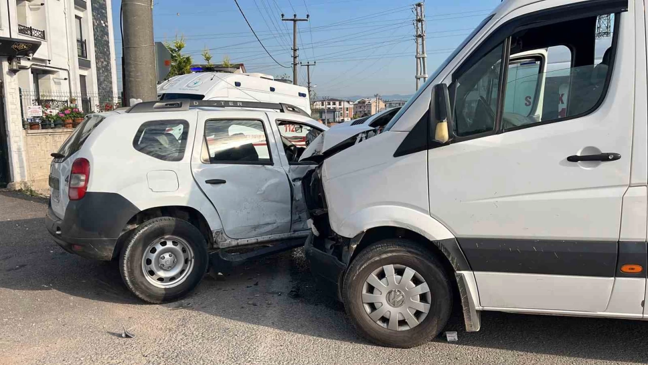 Kartepe'de i��i servisi ile cip �arp��t�: 7 yaral�