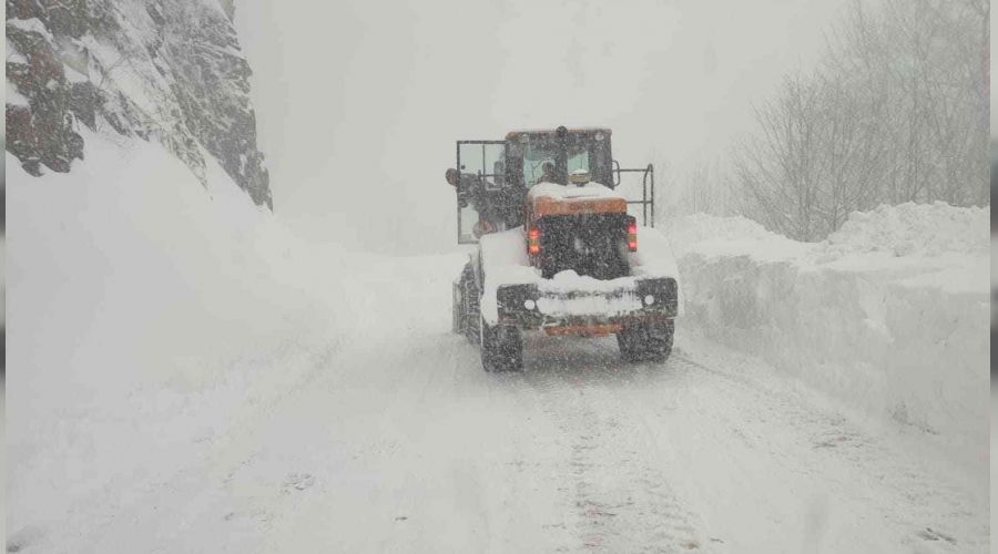 Kastamonu'da karayoluna çığ düştü