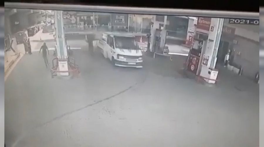 Kavga ettiği husumetlisini kamyonetle ezdi