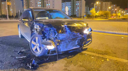 Kavşaktaki çarpışma sonucu otomobil kağıt gibi ezildi: 2 yaralı