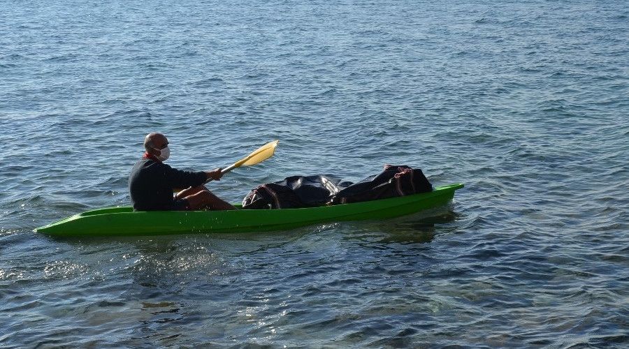 Kayalık bölgedeki ceset, kano yardımıyla kıyıya çıkartıldı