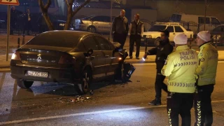 Kaza yaptı, hasar gören otomobili bırakıp kaçtı