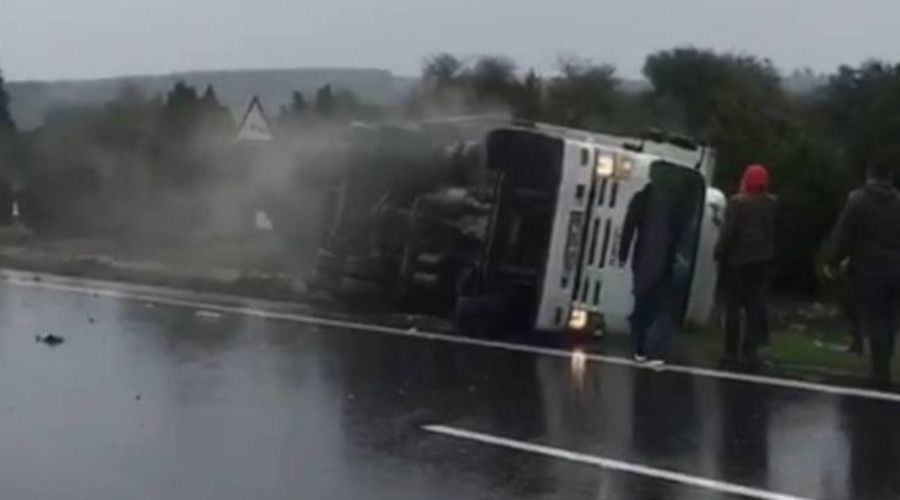 Kazada kabinde mahsur kalanları vatandaşlar çekiçle camı kırarak kurtardı