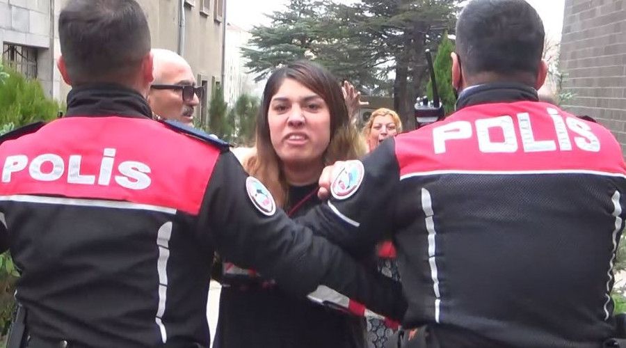 Kendisini b��akla sald�ran kocas�n� unutup gazeteciye sald�rd�