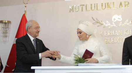 Kılıçdaroğlu nikah şahidi olduğu geline bilezik taktı