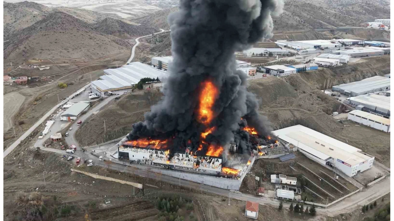Kırıkkale'deki kimya fabrikasındaki yangına müdahale sürüyor