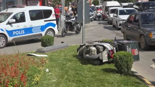 Kırmızı ışık ihlali kazaya neden oldu, iki motosiklet sürücüsü yaralandı