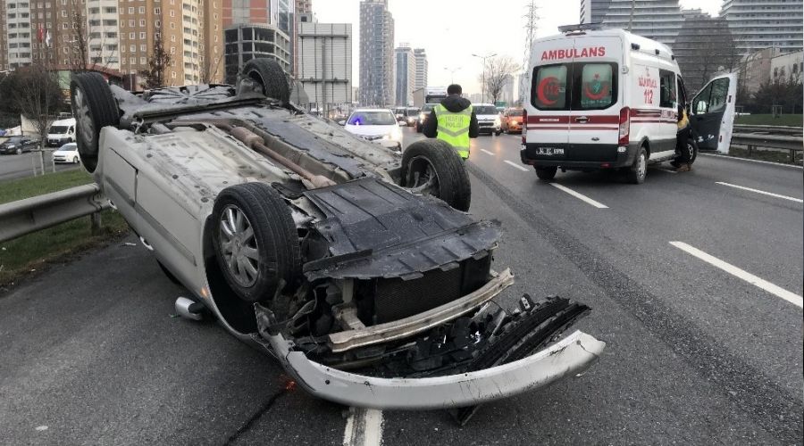 Kısıtlama günü boş yolda araç takla attı
