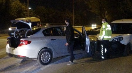 Kısıtlamada uyuşturucu partisi polis aracına çarpınca bitti