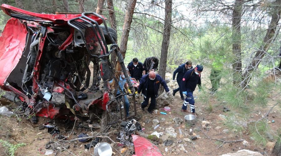 Kız arkadaşı ile tartıştı, minibüsü uçuruma sürdü