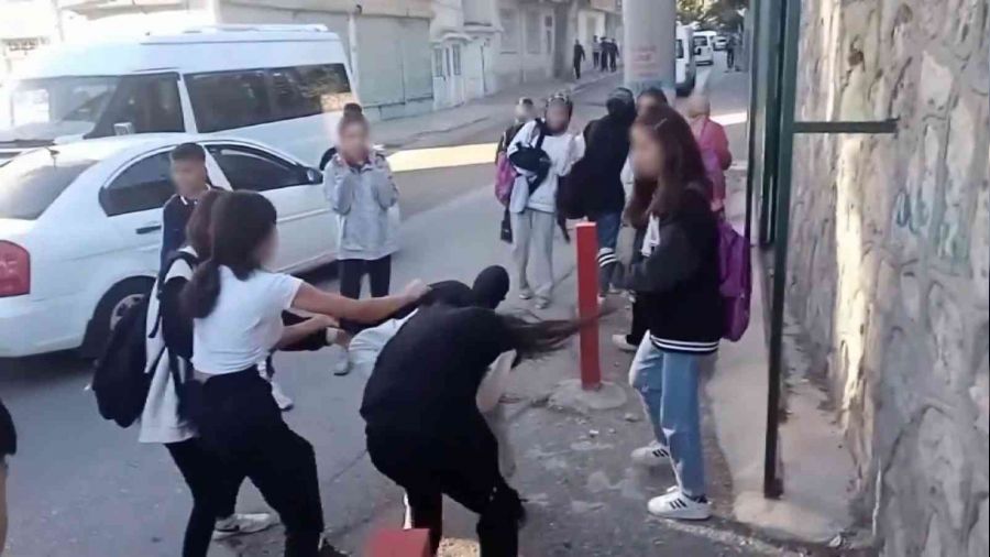 Kız öğrenciler ölesiye birbirine girdi