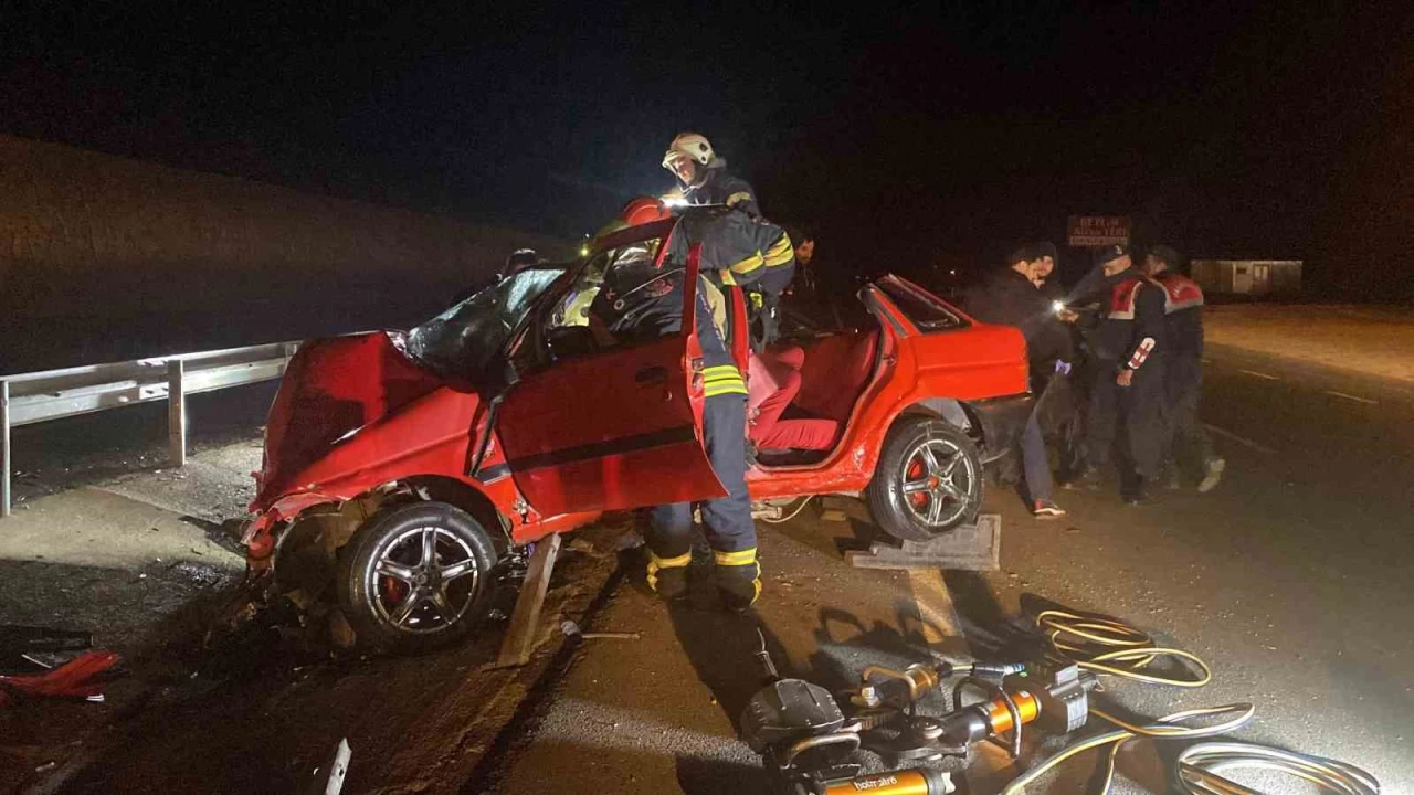 Kocaeli'de bariyerlere giren otomobil, iki kişiye mezar oldu