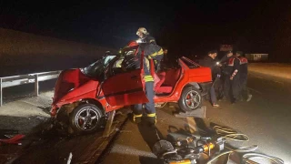 Kocaeli'de bariyerlere giren otomobil, iki kiiye mezar oldu