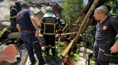 Kocaeli'de metruk ev çöktü: 2 ölü