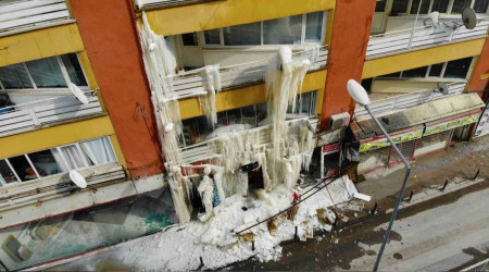Kombisi patlayan bina, buz dağına döndü