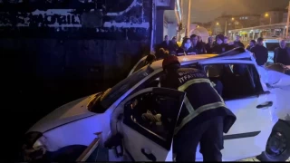 Kontrolden çıkan otomobil korkuluklarda asılı kaldı: 1 ölü, 3 yaralı