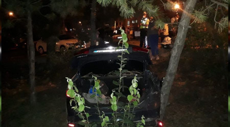 Kontrolden çıkan otomobiller çarpıştı