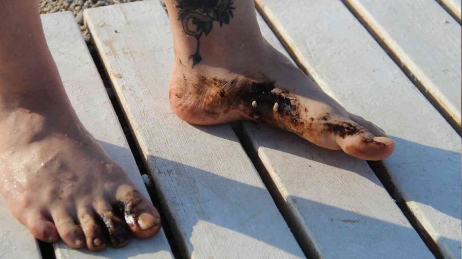 Konyaaltı Sahili'nde zifti andıran madde