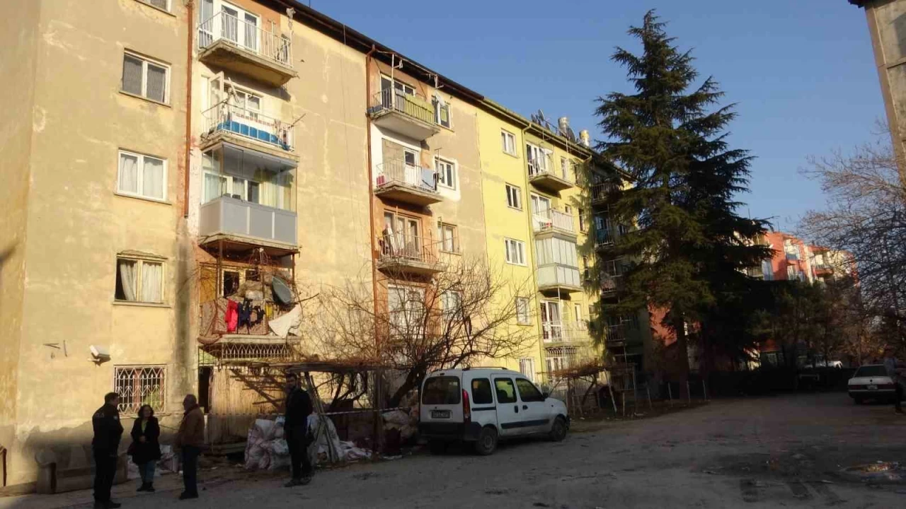 Konya'da 5 katl� apartman ��kme riskine kar�� bo�alt�ld�