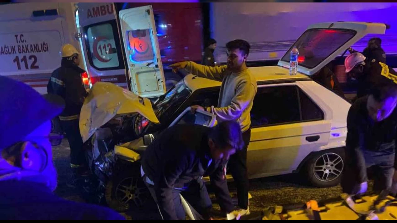 Konya'da otomobil ile hafif ticari araç çarpıştı: 5 yaralı
